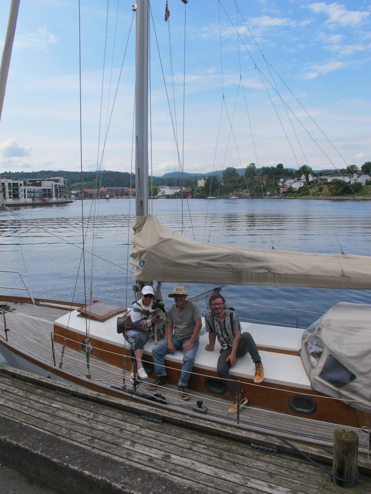 Mannskapet samlet om bord på Ariadne ved brygga