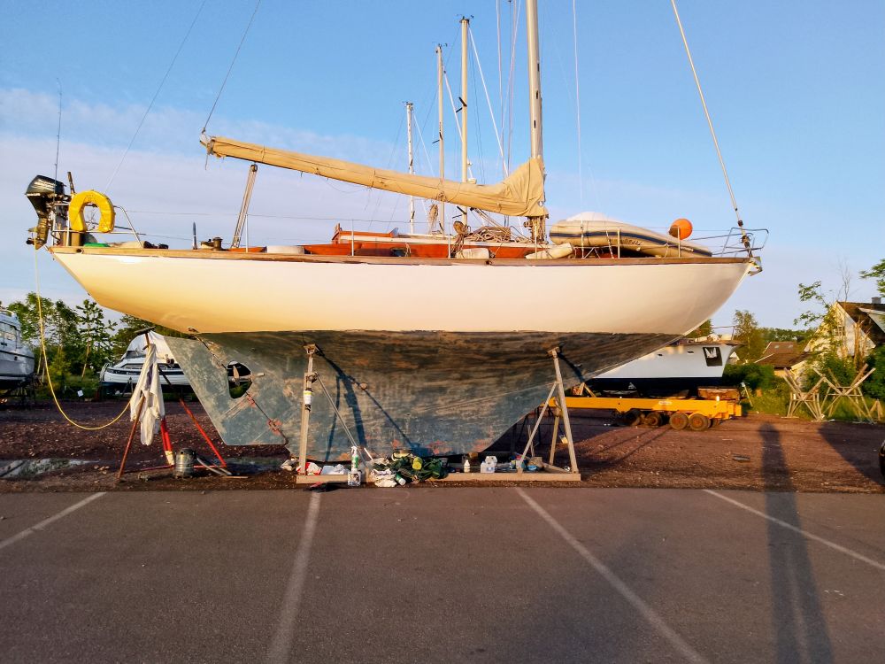Seilskute på land under vårpussen
