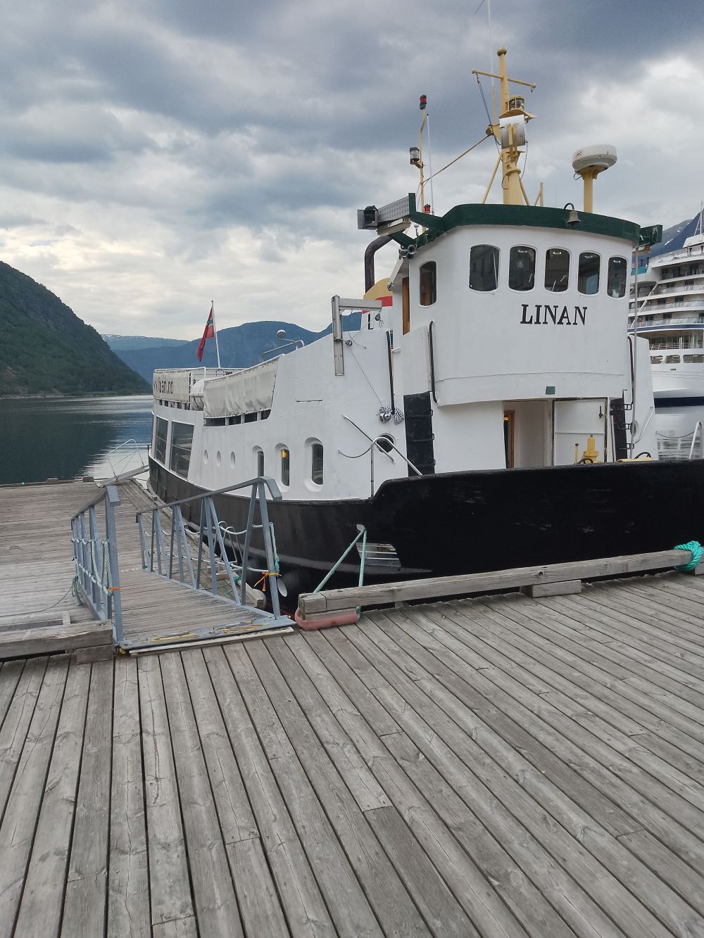 MS Linan ligger ved kai i fjorden