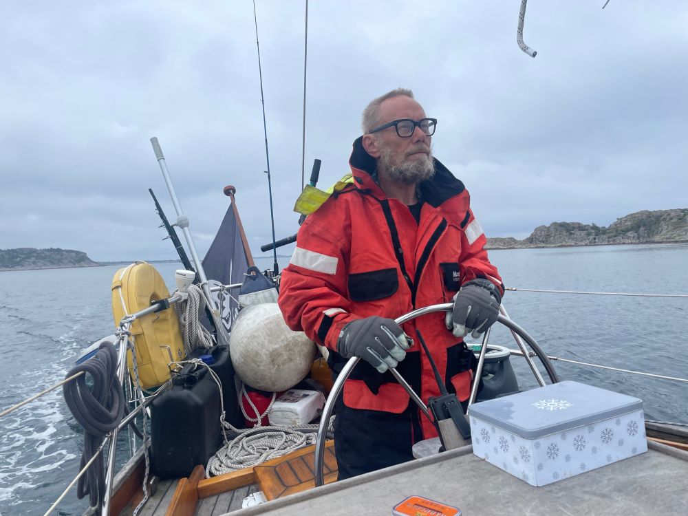 En av mannskapet ved roret på Ariadne